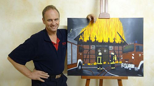 Reinhold Werner mit einem gemalten Bild
